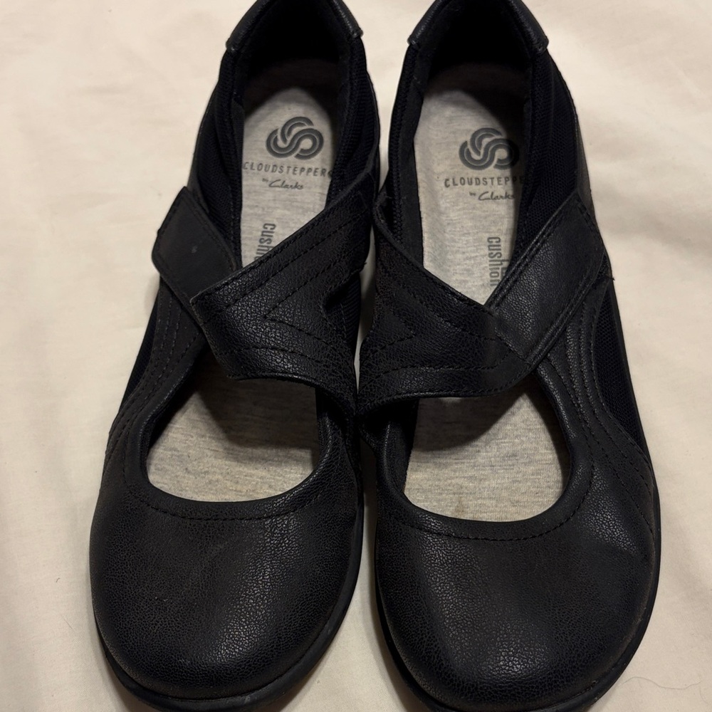 Clarks Cloudsteppers Black Cross-Strap Flats Women’s size 6.5